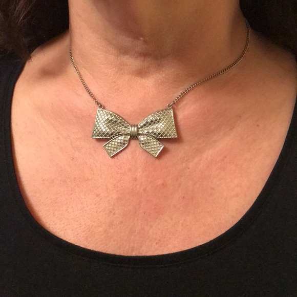 Jewelry - Costume silver bow necklace
